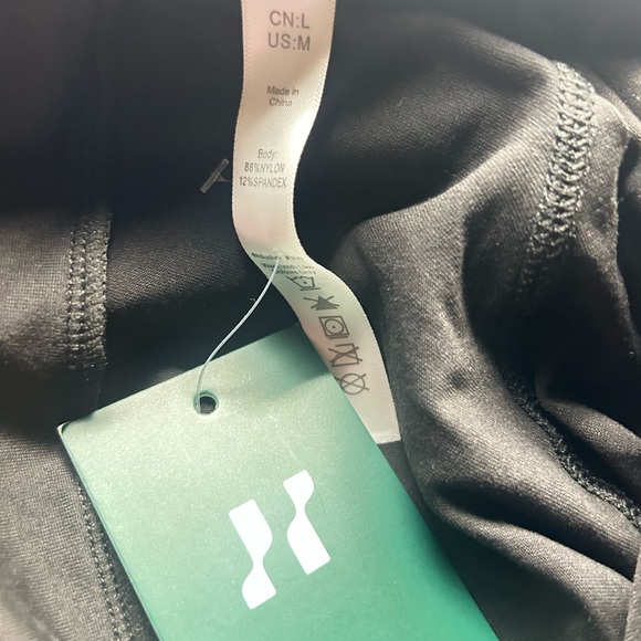 NWT Halara Black Athletic Cropped Athletic Tee with Crisscross Hem Size M - Picture 4 of 4